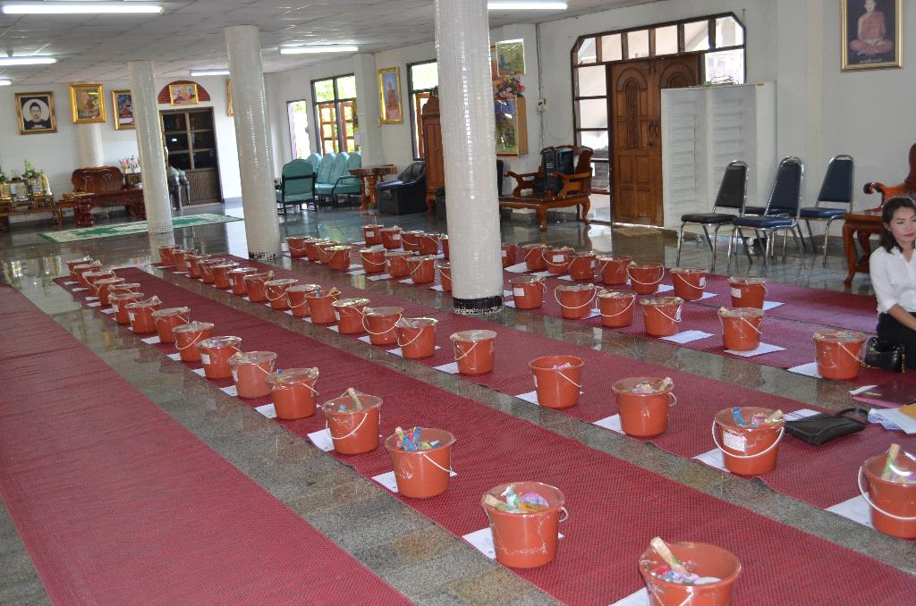 ภาพถ่าย ใช้ปุ่มลูกศร ซ้าย หรือ ขวา เลื่อนภาพถ่าย หรือปุ่มสามเหลี่ยมฉายภาพอัตโนมัติ  ถ้าต้องการบันทึกภาพ ใช้เมาส์คลิกขวาเลือกหัวข้อ  เป็นรูปภาพเป็น.. หรือ save as.. แสดงเต็มจอภาพ กุดปุ่ม F11 