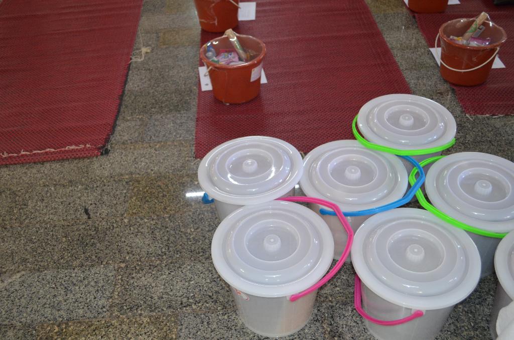 ภาพถ่าย ใช้ปุ่มลูกศร ซ้าย หรือ ขวา เลื่อนภาพถ่าย หรือปุ่มสามเหลี่ยมฉายภาพอัตโนมัติ  ถ้าต้องการบันทึกภาพ ใช้เมาส์คลิกขวาเลือกหัวข้อ  เป็นรูปภาพเป็น.. หรือ save as.. แสดงเต็มจอภาพ กุดปุ่ม F11 