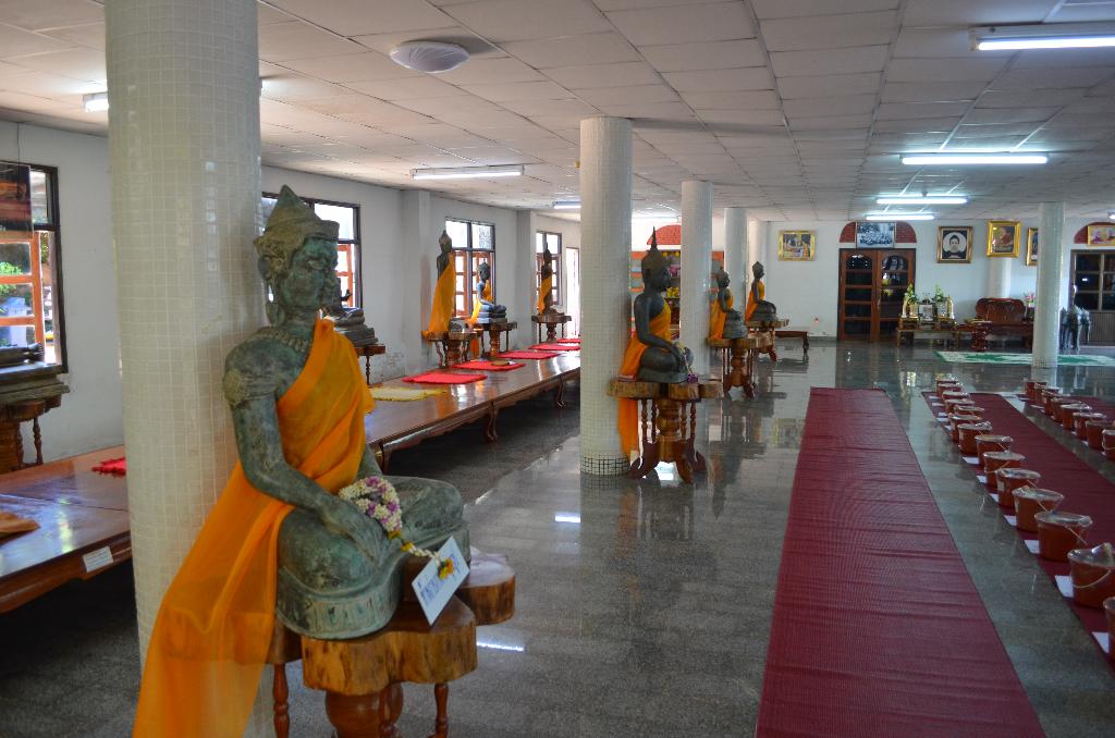 ภาพถ่าย ใช้ปุ่มลูกศร ซ้าย หรือ ขวา เลื่อนภาพถ่าย หรือปุ่มสามเหลี่ยมฉายภาพอัตโนมัติ  ถ้าต้องการบันทึกภาพ ใช้เมาส์คลิกขวาเลือกหัวข้อ  เป็นรูปภาพเป็น.. หรือ save as.. แสดงเต็มจอภาพ กุดปุ่ม F11 