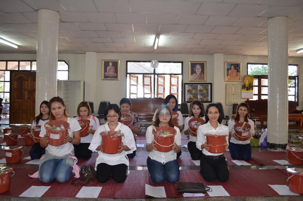 ภาพถ่าย ใช้ปุ่มลูกศร ซ้าย หรือ ขวา เลื่อนภาพถ่าย หรือปุ่มสามเหลี่ยมฉายภาพอัตโนมัติ  ถ้าต้องการบันทึกภาพ ใช้เมาส์คลิกขวาเลือกหัวข้อ  เป็นรูปภาพเป็น.. หรือ save as.. แสดงเต็มจอภาพ กุดปุ่ม F11 