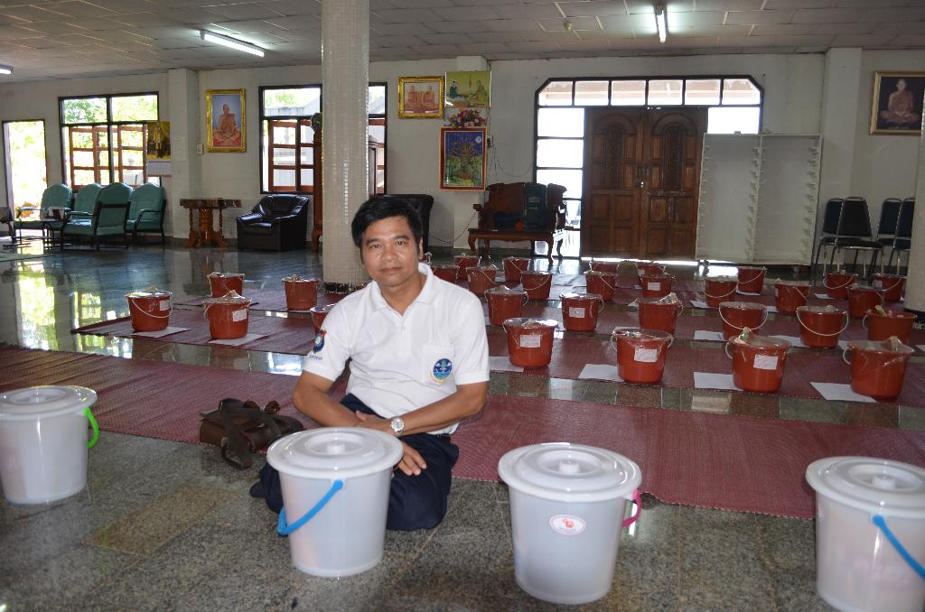 ภาพถ่าย ใช้ปุ่มลูกศร ซ้าย หรือ ขวา เลื่อนภาพถ่าย หรือปุ่มสามเหลี่ยมฉายภาพอัตโนมัติ  ถ้าต้องการบันทึกภาพ ใช้เมาส์คลิกขวาเลือกหัวข้อ  เป็นรูปภาพเป็น.. หรือ save as.. แสดงเต็มจอภาพ กุดปุ่ม F11 