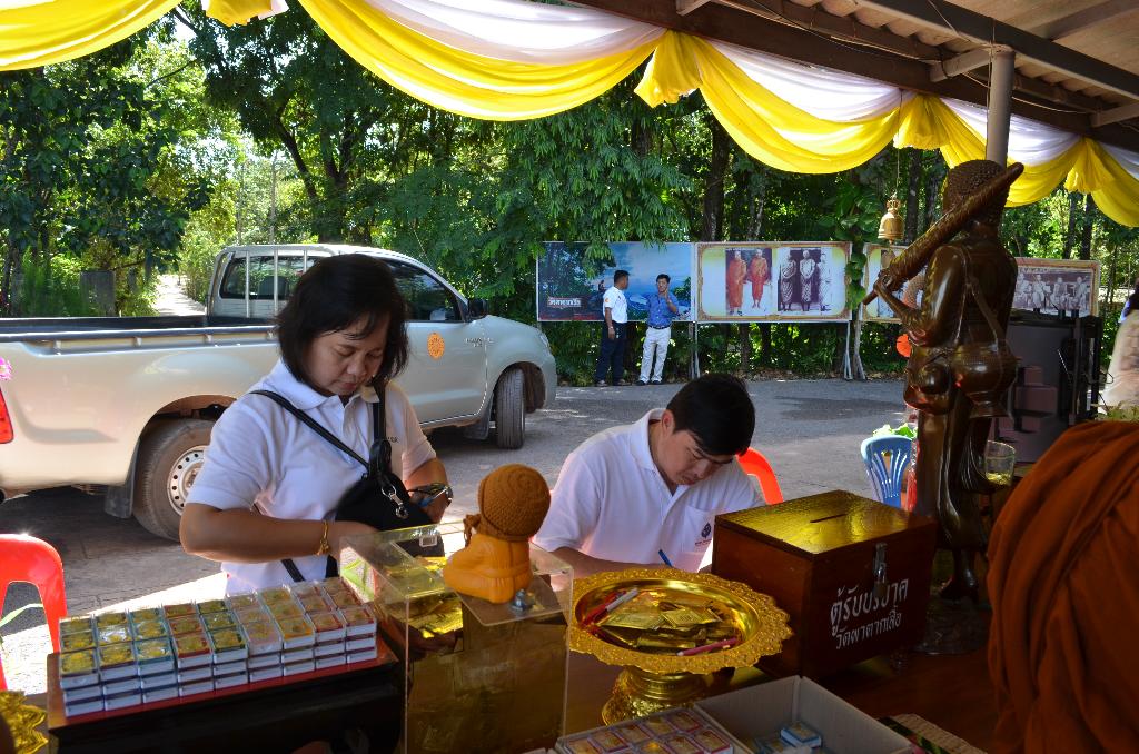 ภาพถ่าย ใช้ปุ่มลูกศร ซ้าย หรือ ขวา เลื่อนภาพถ่าย หรือปุ่มสามเหลี่ยมฉายภาพอัตโนมัติ  ถ้าต้องการบันทึกภาพ ใช้เมาส์คลิกขวาเลือกหัวข้อ  เป็นรูปภาพเป็น.. หรือ save as.. แสดงเต็มจอภาพ กุดปุ่ม F11 
