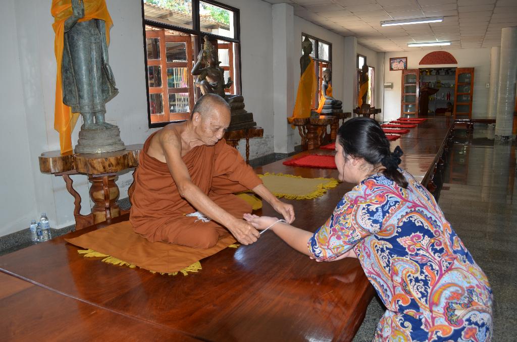 ภาพถ่าย ใช้ปุ่มลูกศร ซ้าย หรือ ขวา เลื่อนภาพถ่าย หรือปุ่มสามเหลี่ยมฉายภาพอัตโนมัติ  ถ้าต้องการบันทึกภาพ ใช้เมาส์คลิกขวาเลือกหัวข้อ  เป็นรูปภาพเป็น.. หรือ save as.. แสดงเต็มจอภาพ กุดปุ่ม F11 