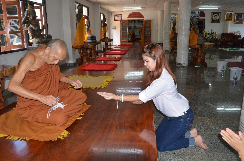 ภาพถ่าย ใช้ปุ่มลูกศร ซ้าย หรือ ขวา เลื่อนภาพถ่าย หรือปุ่มสามเหลี่ยมฉายภาพอัตโนมัติ  ถ้าต้องการบันทึกภาพ ใช้เมาส์คลิกขวาเลือกหัวข้อ  เป็นรูปภาพเป็น.. หรือ save as.. แสดงเต็มจอภาพ กุดปุ่ม F11 