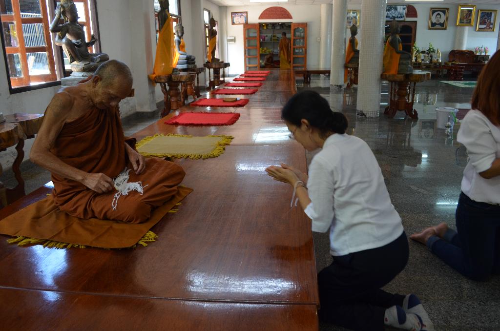 ภาพถ่าย ใช้ปุ่มลูกศร ซ้าย หรือ ขวา เลื่อนภาพถ่าย หรือปุ่มสามเหลี่ยมฉายภาพอัตโนมัติ  ถ้าต้องการบันทึกภาพ ใช้เมาส์คลิกขวาเลือกหัวข้อ  เป็นรูปภาพเป็น.. หรือ save as.. แสดงเต็มจอภาพ กุดปุ่ม F11 