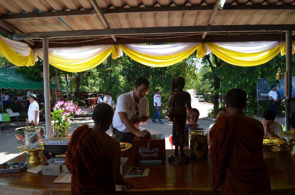 ภาพถ่าย ใช้ปุ่มลูกศร ซ้าย หรือ ขวา เลื่อนภาพถ่าย หรือปุ่มสามเหลี่ยมฉายภาพอัตโนมัติ  ถ้าต้องการบันทึกภาพ ใช้เมาส์คลิกขวาเลือกหัวข้อ  เป็นรูปภาพเป็น.. หรือ save as.. แสดงเต็มจอภาพ กุดปุ่ม F11 