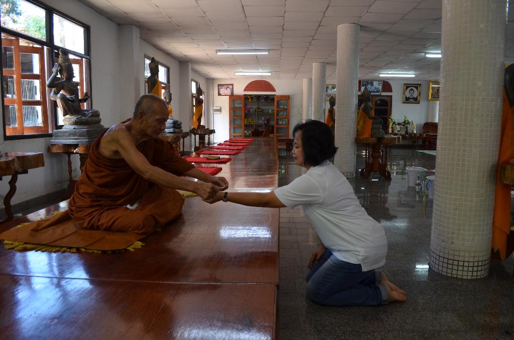 ภาพถ่าย ใช้ปุ่มลูกศร ซ้าย หรือ ขวา เลื่อนภาพถ่าย หรือปุ่มสามเหลี่ยมฉายภาพอัตโนมัติ  ถ้าต้องการบันทึกภาพ ใช้เมาส์คลิกขวาเลือกหัวข้อ  เป็นรูปภาพเป็น.. หรือ save as.. แสดงเต็มจอภาพ กุดปุ่ม F11 