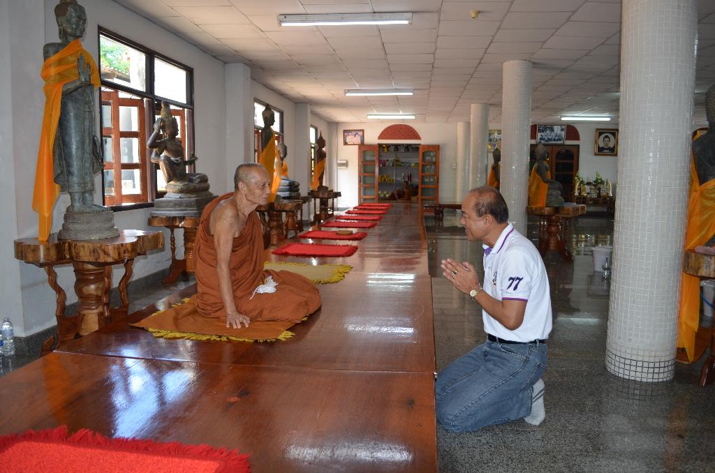 ภาพถ่าย ใช้ปุ่มลูกศร ซ้าย หรือ ขวา เลื่อนภาพถ่าย หรือปุ่มสามเหลี่ยมฉายภาพอัตโนมัติ  ถ้าต้องการบันทึกภาพ ใช้เมาส์คลิกขวาเลือกหัวข้อ  เป็นรูปภาพเป็น.. หรือ save as.. แสดงเต็มจอภาพ กุดปุ่ม F11 