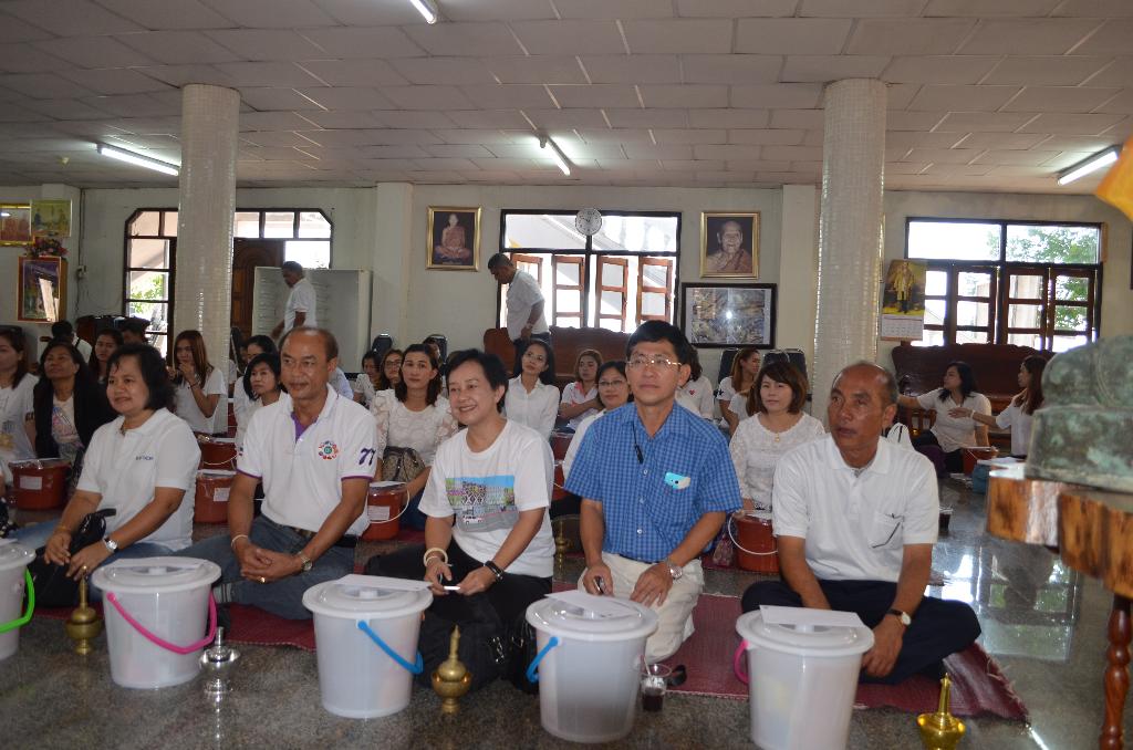 ภาพถ่าย ใช้ปุ่มลูกศร ซ้าย หรือ ขวา เลื่อนภาพถ่าย หรือปุ่มสามเหลี่ยมฉายภาพอัตโนมัติ  ถ้าต้องการบันทึกภาพ ใช้เมาส์คลิกขวาเลือกหัวข้อ  เป็นรูปภาพเป็น.. หรือ save as.. แสดงเต็มจอภาพ กุดปุ่ม F11 