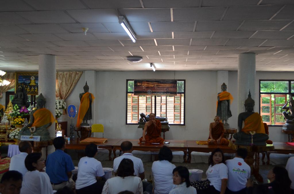 ภาพถ่าย ใช้ปุ่มลูกศร ซ้าย หรือ ขวา เลื่อนภาพถ่าย หรือปุ่มสามเหลี่ยมฉายภาพอัตโนมัติ  ถ้าต้องการบันทึกภาพ ใช้เมาส์คลิกขวาเลือกหัวข้อ  เป็นรูปภาพเป็น.. หรือ save as.. แสดงเต็มจอภาพ กุดปุ่ม F11 