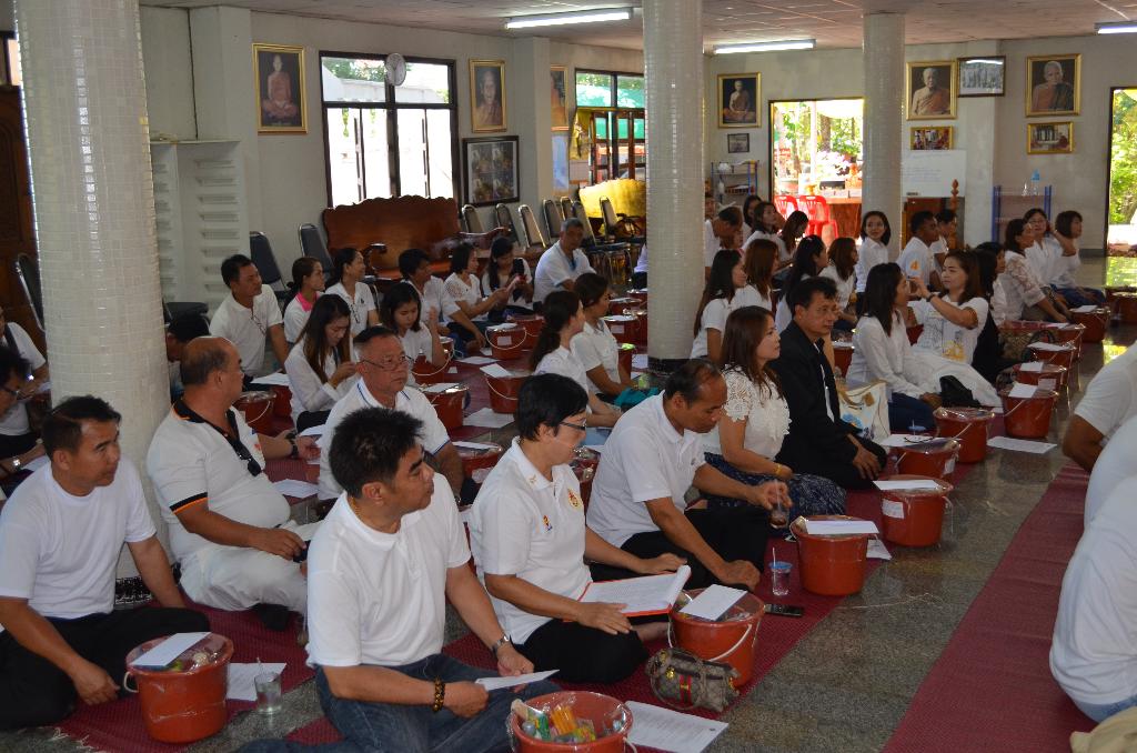 ภาพถ่าย ใช้ปุ่มลูกศร ซ้าย หรือ ขวา เลื่อนภาพถ่าย หรือปุ่มสามเหลี่ยมฉายภาพอัตโนมัติ  ถ้าต้องการบันทึกภาพ ใช้เมาส์คลิกขวาเลือกหัวข้อ  เป็นรูปภาพเป็น.. หรือ save as.. แสดงเต็มจอภาพ กุดปุ่ม F11 