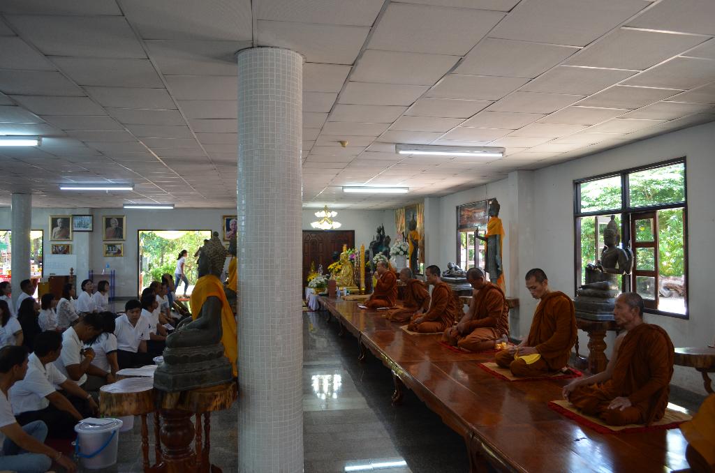 ภาพถ่าย ใช้ปุ่มลูกศร ซ้าย หรือ ขวา เลื่อนภาพถ่าย หรือปุ่มสามเหลี่ยมฉายภาพอัตโนมัติ  ถ้าต้องการบันทึกภาพ ใช้เมาส์คลิกขวาเลือกหัวข้อ  เป็นรูปภาพเป็น.. หรือ save as.. แสดงเต็มจอภาพ กุดปุ่ม F11 