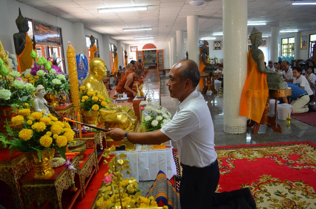 ภาพถ่าย ใช้ปุ่มลูกศร ซ้าย หรือ ขวา เลื่อนภาพถ่าย หรือปุ่มสามเหลี่ยมฉายภาพอัตโนมัติ  ถ้าต้องการบันทึกภาพ ใช้เมาส์คลิกขวาเลือกหัวข้อ  เป็นรูปภาพเป็น.. หรือ save as.. แสดงเต็มจอภาพ กุดปุ่ม F11 