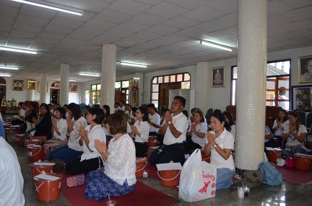 ภาพถ่าย ใช้ปุ่มลูกศร ซ้าย หรือ ขวา เลื่อนภาพถ่าย หรือปุ่มสามเหลี่ยมฉายภาพอัตโนมัติ  ถ้าต้องการบันทึกภาพ ใช้เมาส์คลิกขวาเลือกหัวข้อ  เป็นรูปภาพเป็น.. หรือ save as.. แสดงเต็มจอภาพ กุดปุ่ม F11 