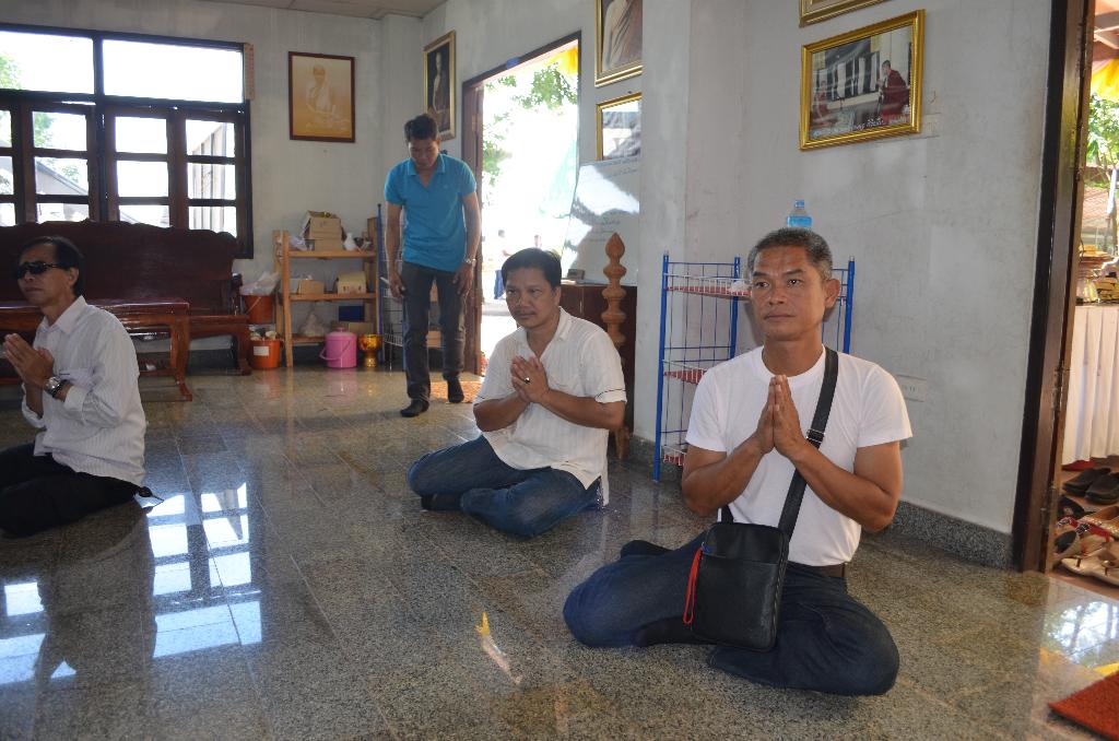 ภาพถ่าย ใช้ปุ่มลูกศร ซ้าย หรือ ขวา เลื่อนภาพถ่าย หรือปุ่มสามเหลี่ยมฉายภาพอัตโนมัติ  ถ้าต้องการบันทึกภาพ ใช้เมาส์คลิกขวาเลือกหัวข้อ  เป็นรูปภาพเป็น.. หรือ save as.. แสดงเต็มจอภาพ กุดปุ่ม F11 