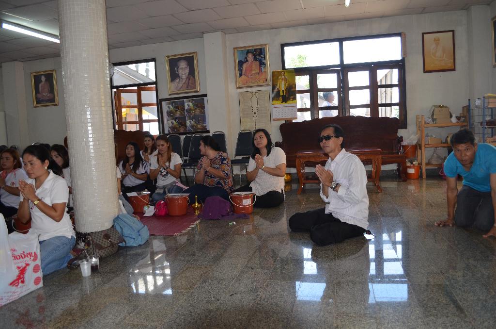 ภาพถ่าย ใช้ปุ่มลูกศร ซ้าย หรือ ขวา เลื่อนภาพถ่าย หรือปุ่มสามเหลี่ยมฉายภาพอัตโนมัติ  ถ้าต้องการบันทึกภาพ ใช้เมาส์คลิกขวาเลือกหัวข้อ  เป็นรูปภาพเป็น.. หรือ save as.. แสดงเต็มจอภาพ กุดปุ่ม F11 