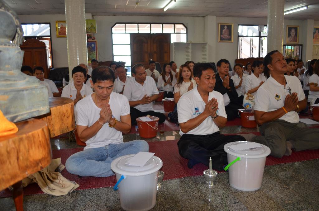 ภาพถ่าย ใช้ปุ่มลูกศร ซ้าย หรือ ขวา เลื่อนภาพถ่าย หรือปุ่มสามเหลี่ยมฉายภาพอัตโนมัติ  ถ้าต้องการบันทึกภาพ ใช้เมาส์คลิกขวาเลือกหัวข้อ  เป็นรูปภาพเป็น.. หรือ save as.. แสดงเต็มจอภาพ กุดปุ่ม F11 