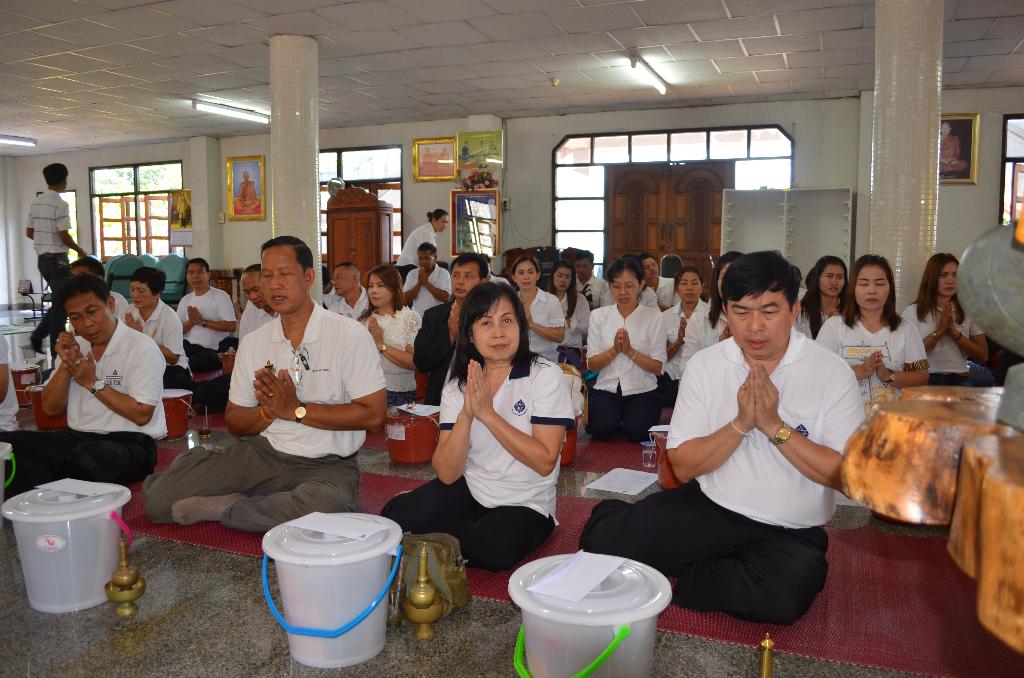 ภาพถ่าย ใช้ปุ่มลูกศร ซ้าย หรือ ขวา เลื่อนภาพถ่าย หรือปุ่มสามเหลี่ยมฉายภาพอัตโนมัติ  ถ้าต้องการบันทึกภาพ ใช้เมาส์คลิกขวาเลือกหัวข้อ  เป็นรูปภาพเป็น.. หรือ save as.. แสดงเต็มจอภาพ กุดปุ่ม F11 