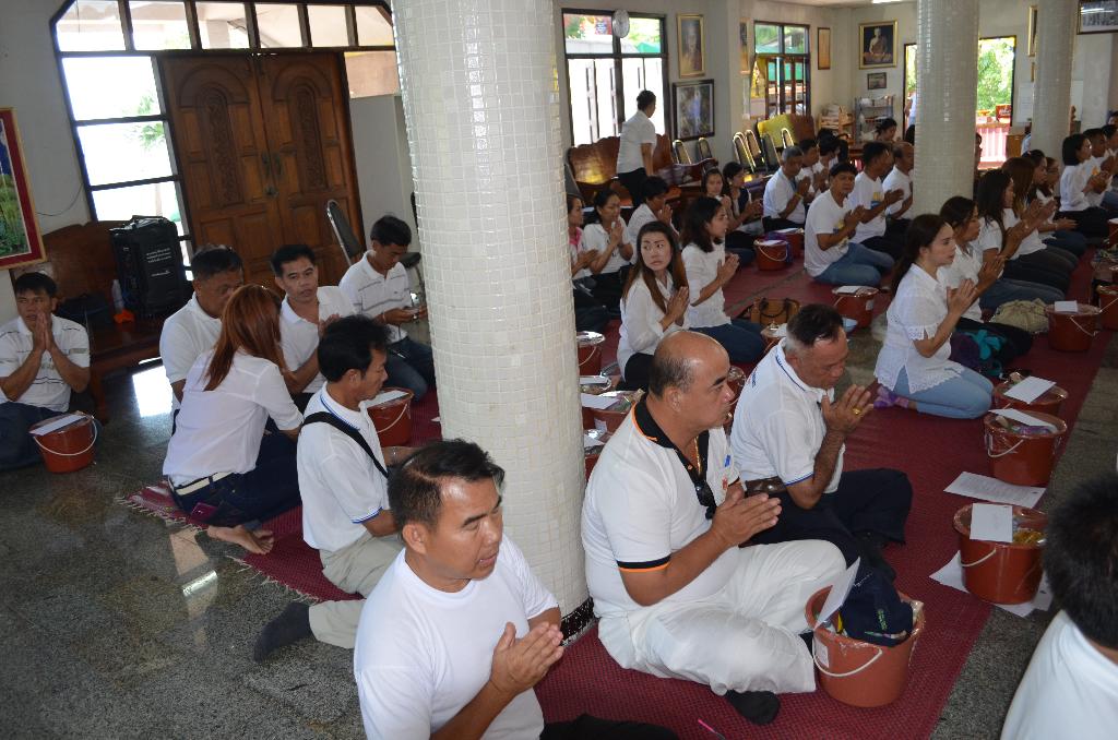 ภาพถ่าย ใช้ปุ่มลูกศร ซ้าย หรือ ขวา เลื่อนภาพถ่าย หรือปุ่มสามเหลี่ยมฉายภาพอัตโนมัติ  ถ้าต้องการบันทึกภาพ ใช้เมาส์คลิกขวาเลือกหัวข้อ  เป็นรูปภาพเป็น.. หรือ save as.. แสดงเต็มจอภาพ กุดปุ่ม F11 