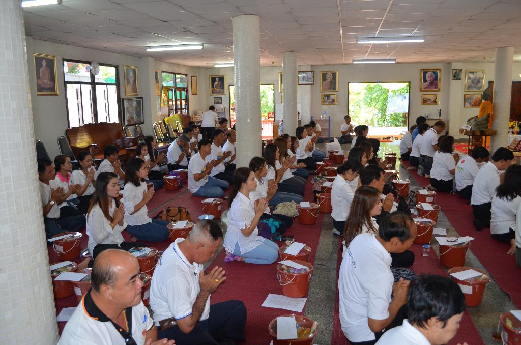 ภาพถ่าย ใช้ปุ่มลูกศร ซ้าย หรือ ขวา เลื่อนภาพถ่าย หรือปุ่มสามเหลี่ยมฉายภาพอัตโนมัติ  ถ้าต้องการบันทึกภาพ ใช้เมาส์คลิกขวาเลือกหัวข้อ  เป็นรูปภาพเป็น.. หรือ save as.. แสดงเต็มจอภาพ กุดปุ่ม F11 