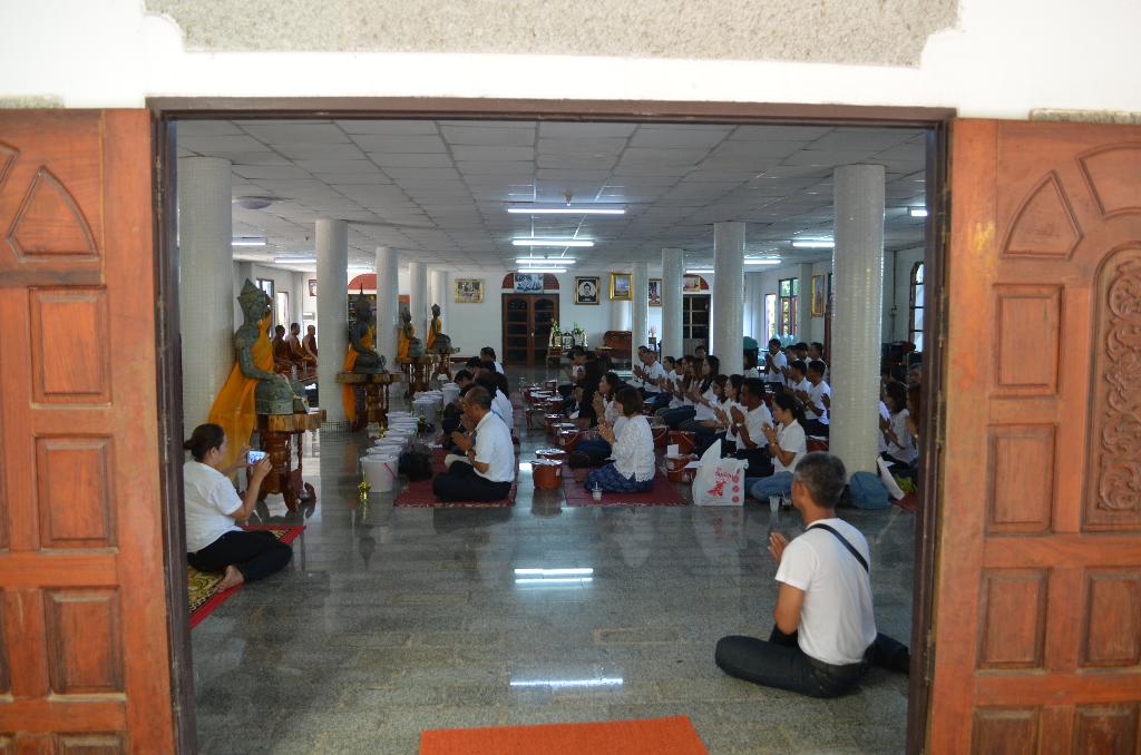 ภาพถ่าย ใช้ปุ่มลูกศร ซ้าย หรือ ขวา เลื่อนภาพถ่าย หรือปุ่มสามเหลี่ยมฉายภาพอัตโนมัติ  ถ้าต้องการบันทึกภาพ ใช้เมาส์คลิกขวาเลือกหัวข้อ  เป็นรูปภาพเป็น.. หรือ save as.. แสดงเต็มจอภาพ กุดปุ่ม F11 