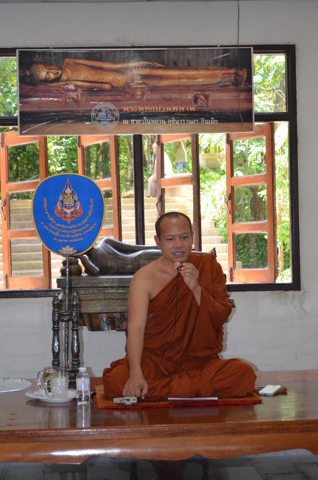 ภาพถ่าย ใช้ปุ่มลูกศร ซ้าย หรือ ขวา เลื่อนภาพถ่าย หรือปุ่มสามเหลี่ยมฉายภาพอัตโนมัติ  ถ้าต้องการบันทึกภาพ ใช้เมาส์คลิกขวาเลือกหัวข้อ  เป็นรูปภาพเป็น.. หรือ save as.. แสดงเต็มจอภาพ กุดปุ่ม F11 