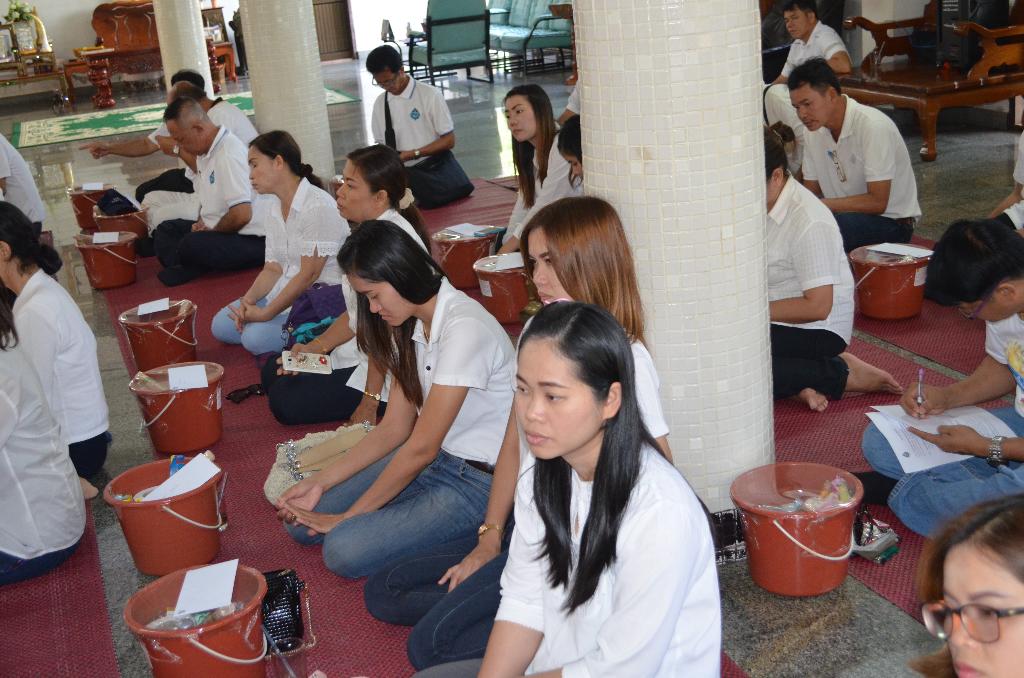 ภาพถ่าย ใช้ปุ่มลูกศร ซ้าย หรือ ขวา เลื่อนภาพถ่าย หรือปุ่มสามเหลี่ยมฉายภาพอัตโนมัติ  ถ้าต้องการบันทึกภาพ ใช้เมาส์คลิกขวาเลือกหัวข้อ  เป็นรูปภาพเป็น.. หรือ save as.. แสดงเต็มจอภาพ กุดปุ่ม F11 