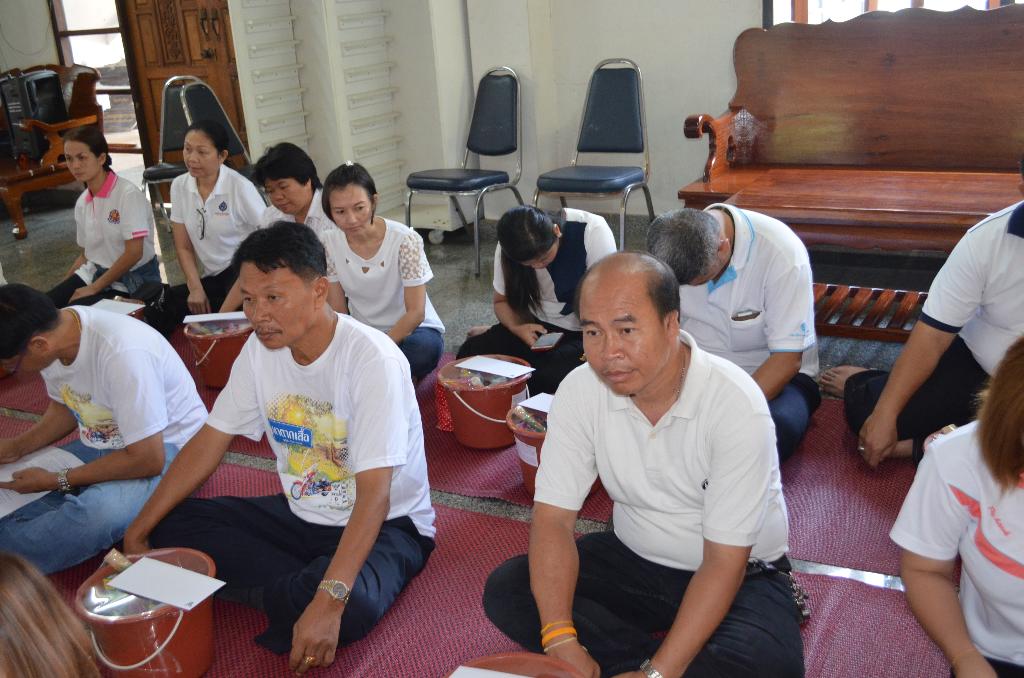 ภาพถ่าย ใช้ปุ่มลูกศร ซ้าย หรือ ขวา เลื่อนภาพถ่าย หรือปุ่มสามเหลี่ยมฉายภาพอัตโนมัติ  ถ้าต้องการบันทึกภาพ ใช้เมาส์คลิกขวาเลือกหัวข้อ  เป็นรูปภาพเป็น.. หรือ save as.. แสดงเต็มจอภาพ กุดปุ่ม F11 