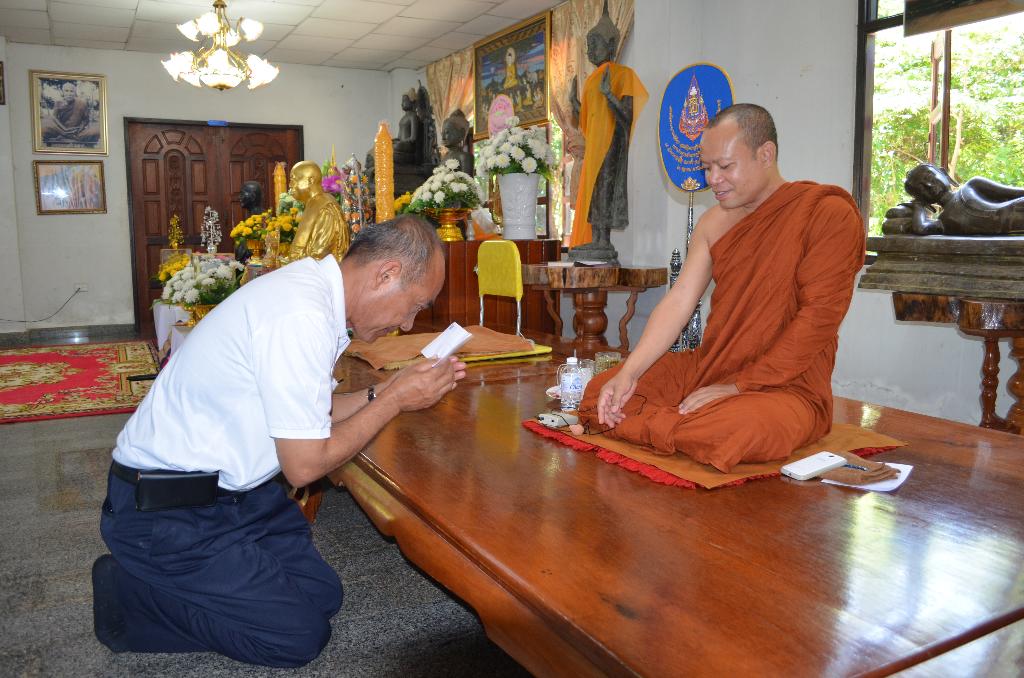 ภาพถ่าย ใช้ปุ่มลูกศร ซ้าย หรือ ขวา เลื่อนภาพถ่าย หรือปุ่มสามเหลี่ยมฉายภาพอัตโนมัติ  ถ้าต้องการบันทึกภาพ ใช้เมาส์คลิกขวาเลือกหัวข้อ  เป็นรูปภาพเป็น.. หรือ save as.. แสดงเต็มจอภาพ กุดปุ่ม F11 