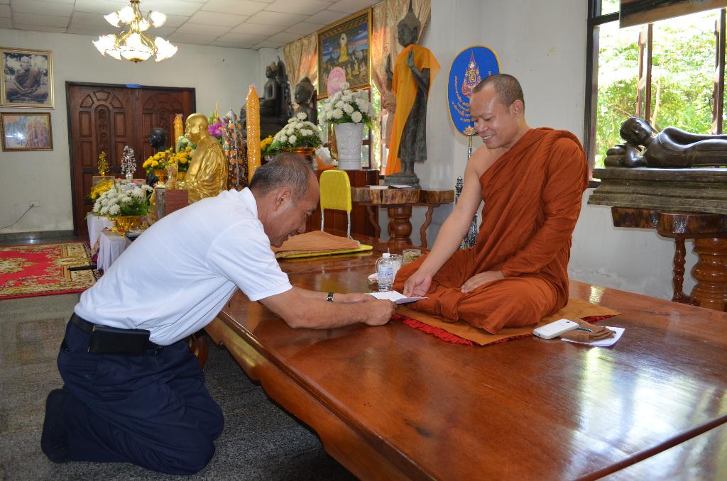 ภาพถ่าย ใช้ปุ่มลูกศร ซ้าย หรือ ขวา เลื่อนภาพถ่าย หรือปุ่มสามเหลี่ยมฉายภาพอัตโนมัติ  ถ้าต้องการบันทึกภาพ ใช้เมาส์คลิกขวาเลือกหัวข้อ  เป็นรูปภาพเป็น.. หรือ save as.. แสดงเต็มจอภาพ กุดปุ่ม F11 