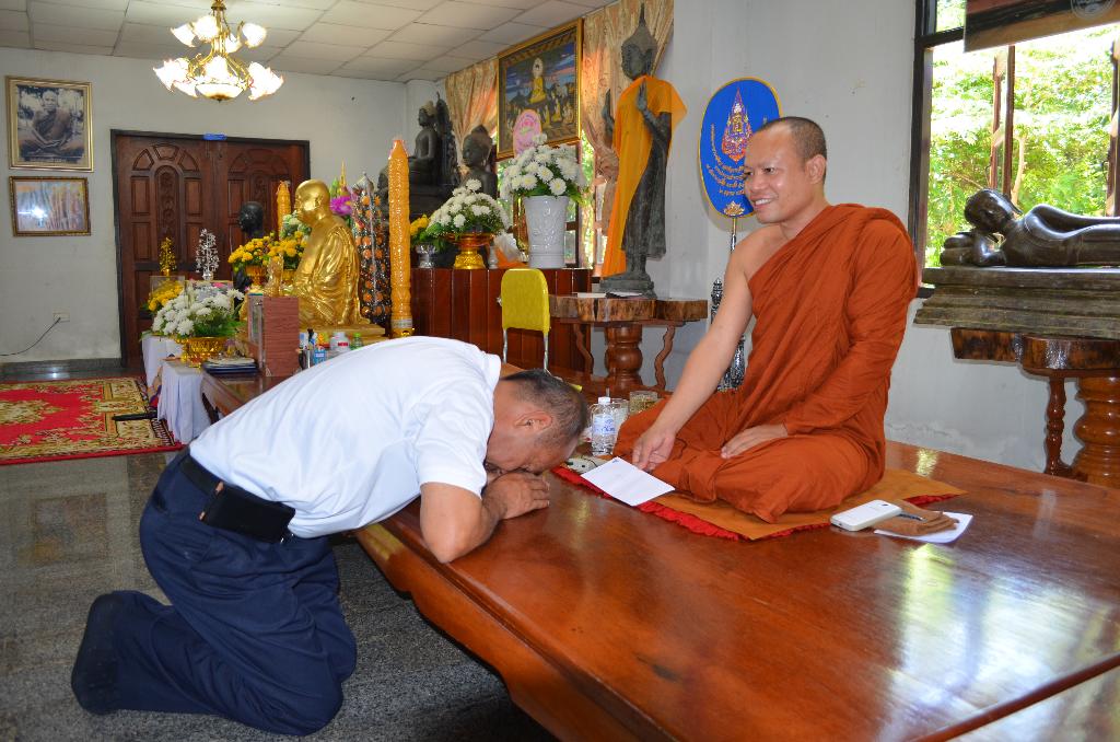 ภาพถ่าย ใช้ปุ่มลูกศร ซ้าย หรือ ขวา เลื่อนภาพถ่าย หรือปุ่มสามเหลี่ยมฉายภาพอัตโนมัติ  ถ้าต้องการบันทึกภาพ ใช้เมาส์คลิกขวาเลือกหัวข้อ  เป็นรูปภาพเป็น.. หรือ save as.. แสดงเต็มจอภาพ กุดปุ่ม F11 