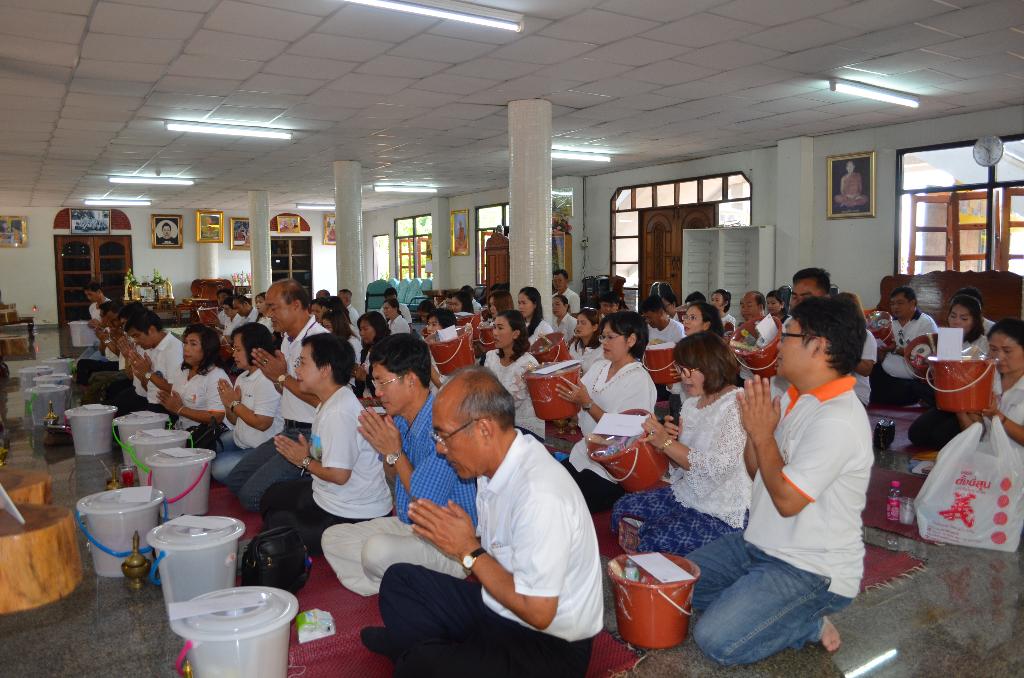 ภาพถ่าย ใช้ปุ่มลูกศร ซ้าย หรือ ขวา เลื่อนภาพถ่าย หรือปุ่มสามเหลี่ยมฉายภาพอัตโนมัติ  ถ้าต้องการบันทึกภาพ ใช้เมาส์คลิกขวาเลือกหัวข้อ  เป็นรูปภาพเป็น.. หรือ save as.. แสดงเต็มจอภาพ กุดปุ่ม F11 