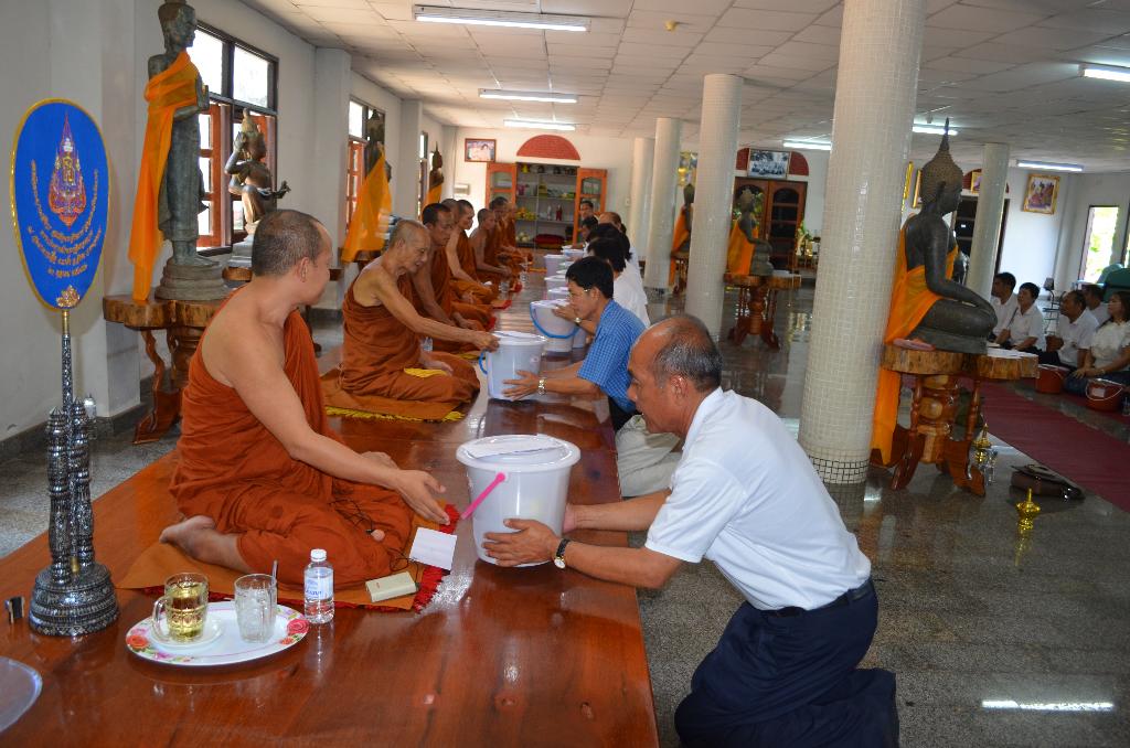 ภาพถ่าย ใช้ปุ่มลูกศร ซ้าย หรือ ขวา เลื่อนภาพถ่าย หรือปุ่มสามเหลี่ยมฉายภาพอัตโนมัติ  ถ้าต้องการบันทึกภาพ ใช้เมาส์คลิกขวาเลือกหัวข้อ  เป็นรูปภาพเป็น.. หรือ save as.. แสดงเต็มจอภาพ กุดปุ่ม F11 