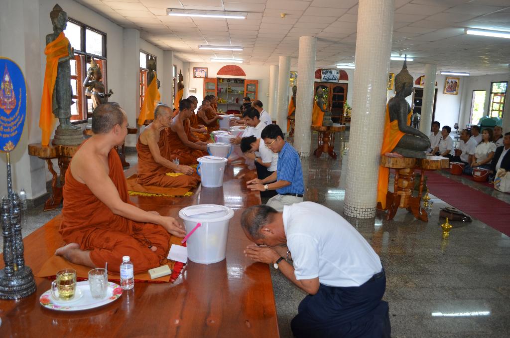 ภาพถ่าย ใช้ปุ่มลูกศร ซ้าย หรือ ขวา เลื่อนภาพถ่าย หรือปุ่มสามเหลี่ยมฉายภาพอัตโนมัติ  ถ้าต้องการบันทึกภาพ ใช้เมาส์คลิกขวาเลือกหัวข้อ  เป็นรูปภาพเป็น.. หรือ save as.. แสดงเต็มจอภาพ กุดปุ่ม F11 