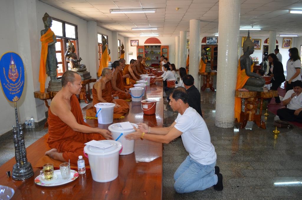 ภาพถ่าย ใช้ปุ่มลูกศร ซ้าย หรือ ขวา เลื่อนภาพถ่าย หรือปุ่มสามเหลี่ยมฉายภาพอัตโนมัติ  ถ้าต้องการบันทึกภาพ ใช้เมาส์คลิกขวาเลือกหัวข้อ  เป็นรูปภาพเป็น.. หรือ save as.. แสดงเต็มจอภาพ กุดปุ่ม F11 