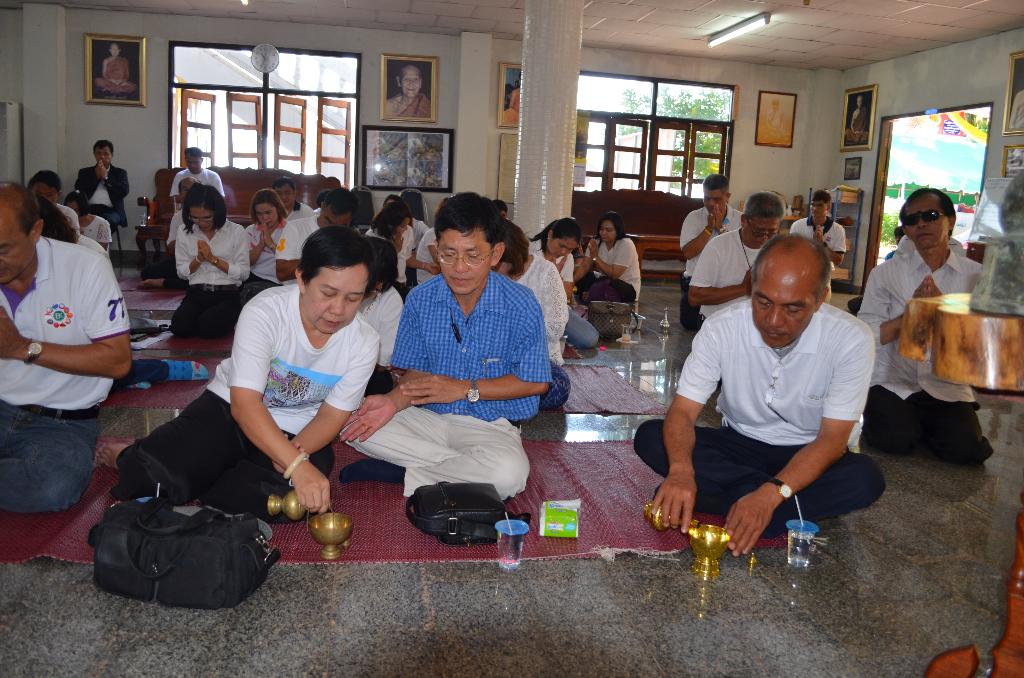 ภาพถ่าย ใช้ปุ่มลูกศร ซ้าย หรือ ขวา เลื่อนภาพถ่าย หรือปุ่มสามเหลี่ยมฉายภาพอัตโนมัติ  ถ้าต้องการบันทึกภาพ ใช้เมาส์คลิกขวาเลือกหัวข้อ  เป็นรูปภาพเป็น.. หรือ save as.. แสดงเต็มจอภาพ กุดปุ่ม F11 