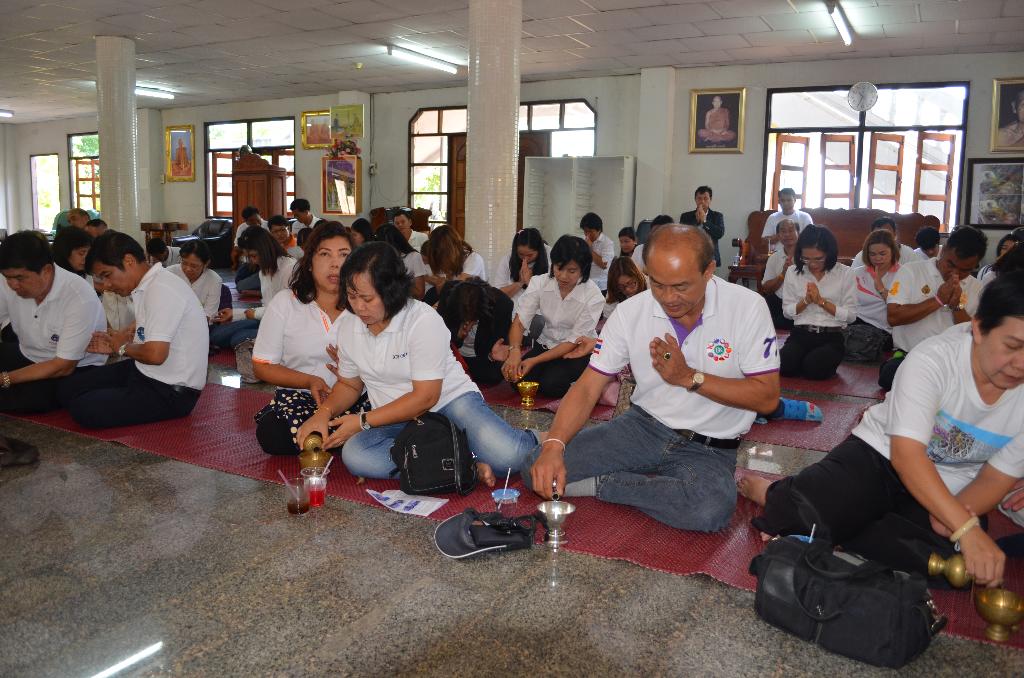 ภาพถ่าย ใช้ปุ่มลูกศร ซ้าย หรือ ขวา เลื่อนภาพถ่าย หรือปุ่มสามเหลี่ยมฉายภาพอัตโนมัติ  ถ้าต้องการบันทึกภาพ ใช้เมาส์คลิกขวาเลือกหัวข้อ  เป็นรูปภาพเป็น.. หรือ save as.. แสดงเต็มจอภาพ กุดปุ่ม F11 