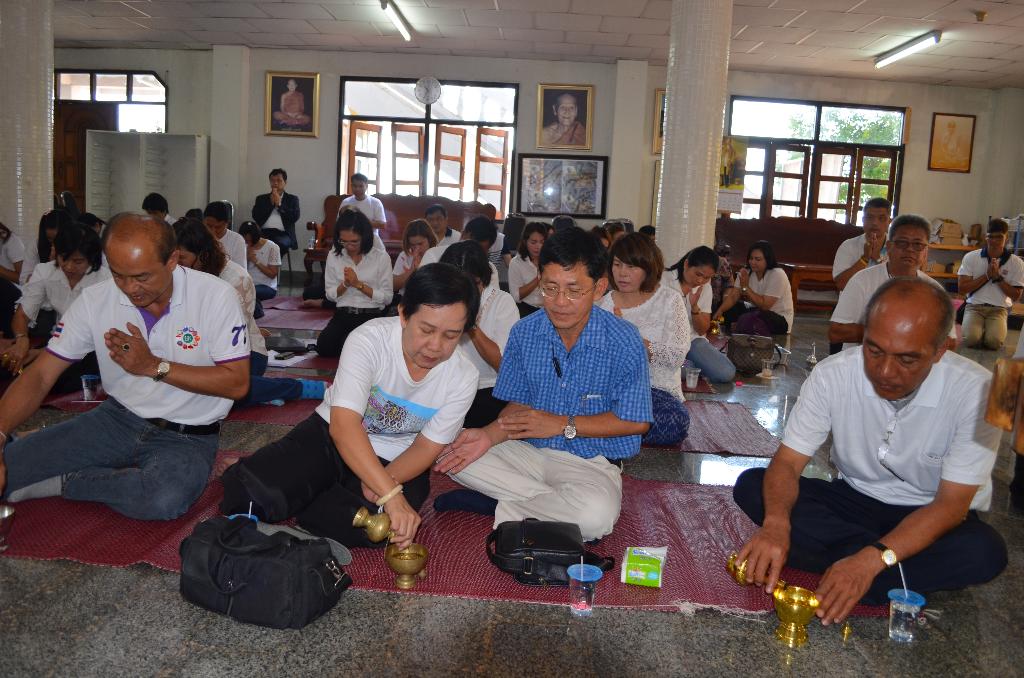 ภาพถ่าย ใช้ปุ่มลูกศร ซ้าย หรือ ขวา เลื่อนภาพถ่าย หรือปุ่มสามเหลี่ยมฉายภาพอัตโนมัติ  ถ้าต้องการบันทึกภาพ ใช้เมาส์คลิกขวาเลือกหัวข้อ  เป็นรูปภาพเป็น.. หรือ save as.. แสดงเต็มจอภาพ กุดปุ่ม F11 