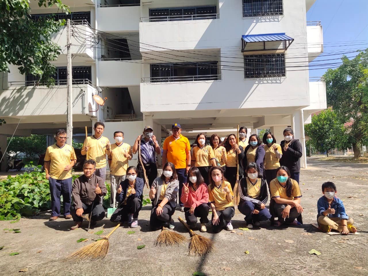 ภาพถ่าย ใช้ปุ่มลูกศร ซ้าย หรือ ขวา เลื่อนภาพถ่าย หรือปุ่มสามเหลี่ยมฉายภาพอัตโนมัติ  ถ้าต้องการบันทึกภาพ ใช้เมาส์คลิกขวาเลือกหัวข้อ  เป็นรูปภาพเป็น.. หรือ save as.. แสดงเต็มจอภาพ กุดปุ่ม F11 