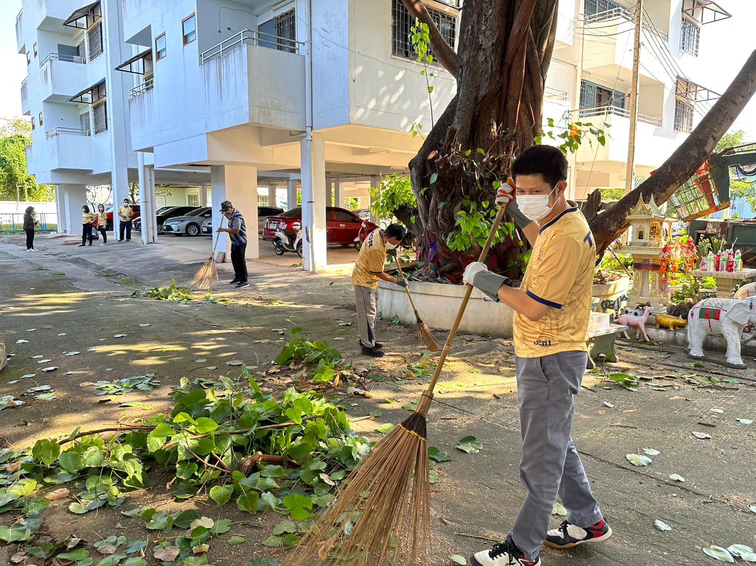 ภาพถ่าย ใช้ปุ่มลูกศร ซ้าย หรือ ขวา เลื่อนภาพถ่าย หรือปุ่มสามเหลี่ยมฉายภาพอัตโนมัติ  ถ้าต้องการบันทึกภาพ ใช้เมาส์คลิกขวาเลือกหัวข้อ  เป็นรูปภาพเป็น.. หรือ save as.. แสดงเต็มจอภาพ กุดปุ่ม F11 