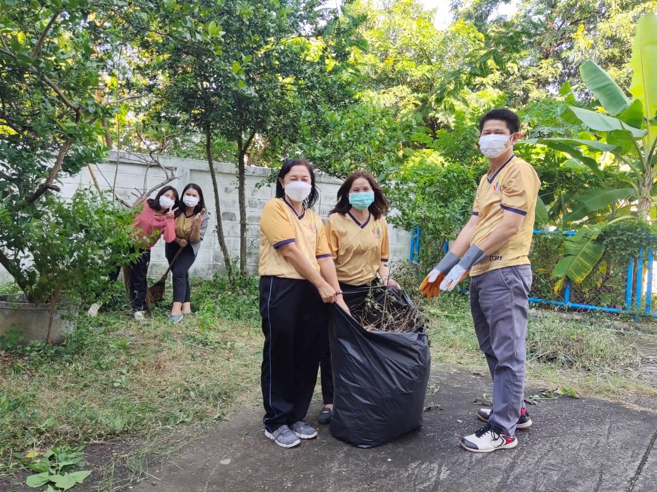 ภาพถ่าย ใช้ปุ่มลูกศร ซ้าย หรือ ขวา เลื่อนภาพถ่าย หรือปุ่มสามเหลี่ยมฉายภาพอัตโนมัติ  ถ้าต้องการบันทึกภาพ ใช้เมาส์คลิกขวาเลือกหัวข้อ  เป็นรูปภาพเป็น.. หรือ save as.. แสดงเต็มจอภาพ กุดปุ่ม F11 