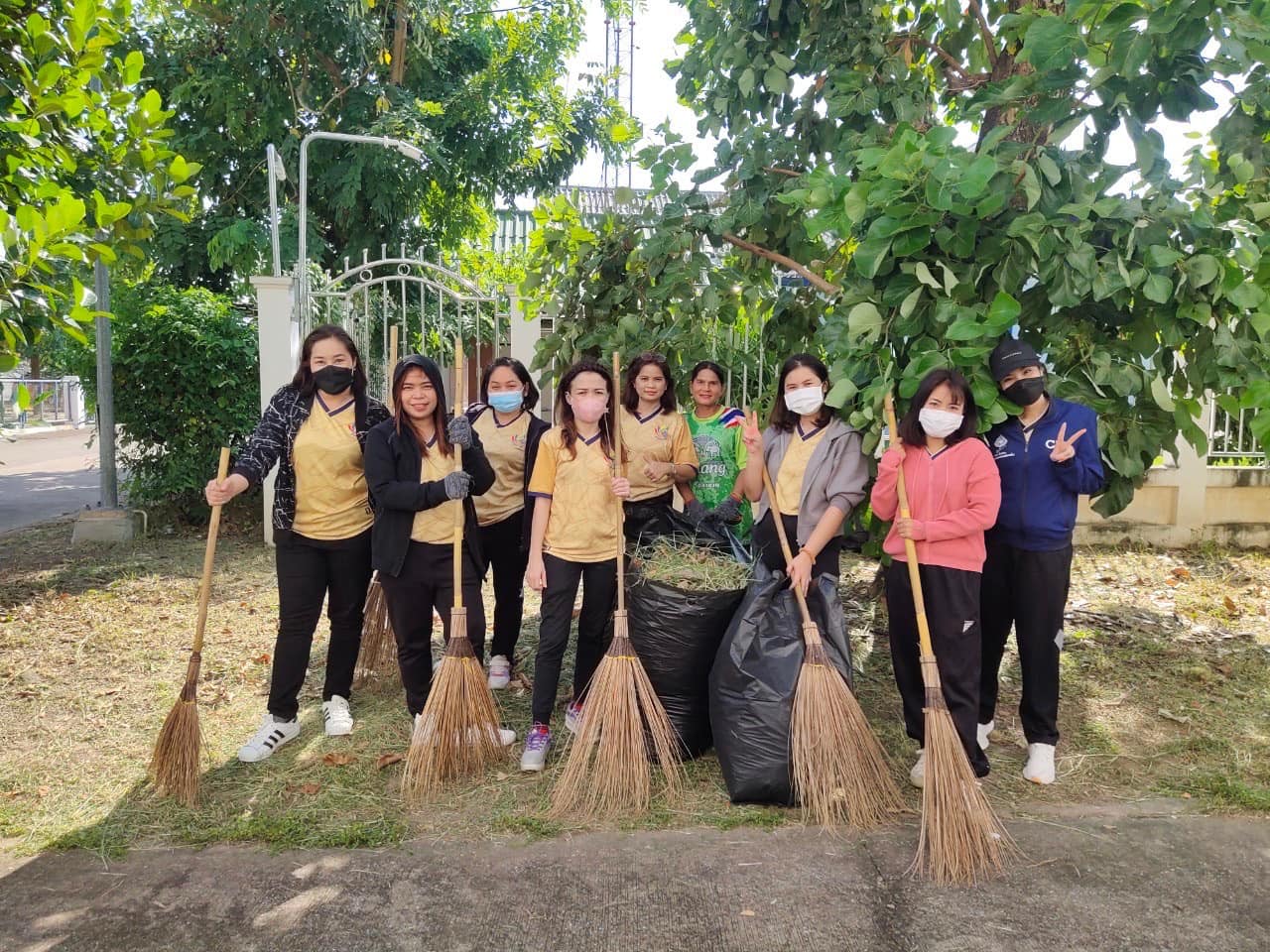 ภาพถ่าย ใช้ปุ่มลูกศร ซ้าย หรือ ขวา เลื่อนภาพถ่าย หรือปุ่มสามเหลี่ยมฉายภาพอัตโนมัติ  ถ้าต้องการบันทึกภาพ ใช้เมาส์คลิกขวาเลือกหัวข้อ  เป็นรูปภาพเป็น.. หรือ save as.. แสดงเต็มจอภาพ กุดปุ่ม F11 