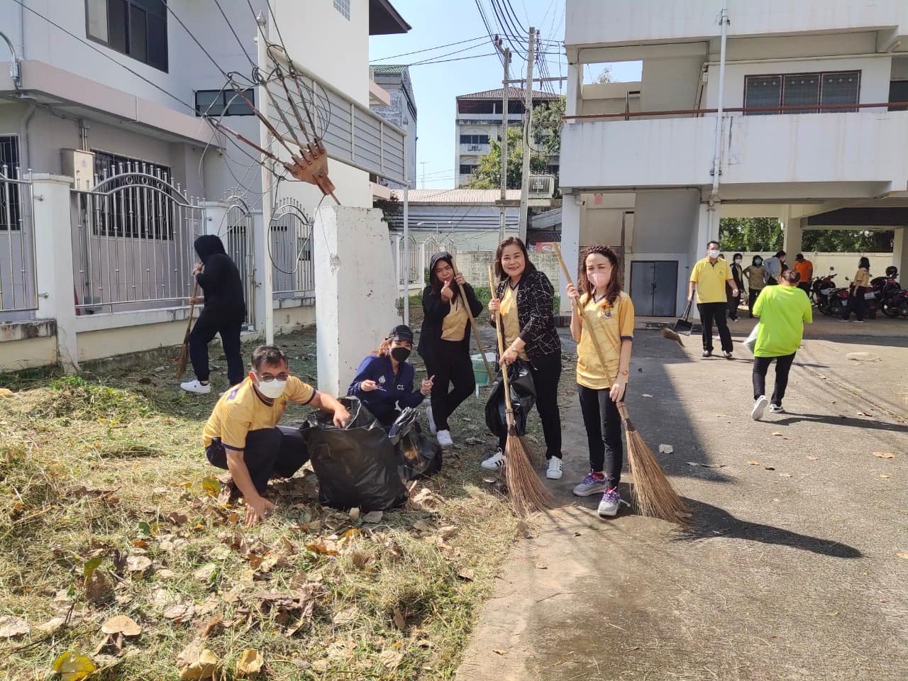 ภาพถ่าย ใช้ปุ่มลูกศร ซ้าย หรือ ขวา เลื่อนภาพถ่าย หรือปุ่มสามเหลี่ยมฉายภาพอัตโนมัติ  ถ้าต้องการบันทึกภาพ ใช้เมาส์คลิกขวาเลือกหัวข้อ  เป็นรูปภาพเป็น.. หรือ save as.. แสดงเต็มจอภาพ กุดปุ่ม F11 