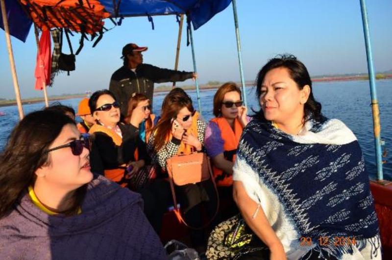 ภาพถ่าย ใช้ปุ่มลูกศร ซ้าย หรือ ขวา เลื่อนภาพถ่าย หรือปุ่มสามเหลี่ยมฉายภาพอัตโนมัติ  ถ้าต้องการบันทึกภาพ ใช้เมาส์คลิกขวาเลือกหัวข้อ  เป็นรูปภาพเป็น.. หรือ save as.. แสดงเต็มจอภาพ กุดปุ่ม F11 