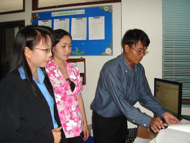 ภาพถ่าย ใช้ปุ่มลูกศร ซ้าย หรือ ขวา เลื่อนภาพถ่าย หรือปุ่มสามเหลี่ยมฉายภาพอัตโนมัติ  ถ้าต้องการบันทึกภาพ ใช้เมาส์คลิกขวาเลือกหัวข้อ  เป็นรูปภาพเป็น.. หรือ save as.. แสดงเต็มจอภาพ กุดปุ่ม F11 