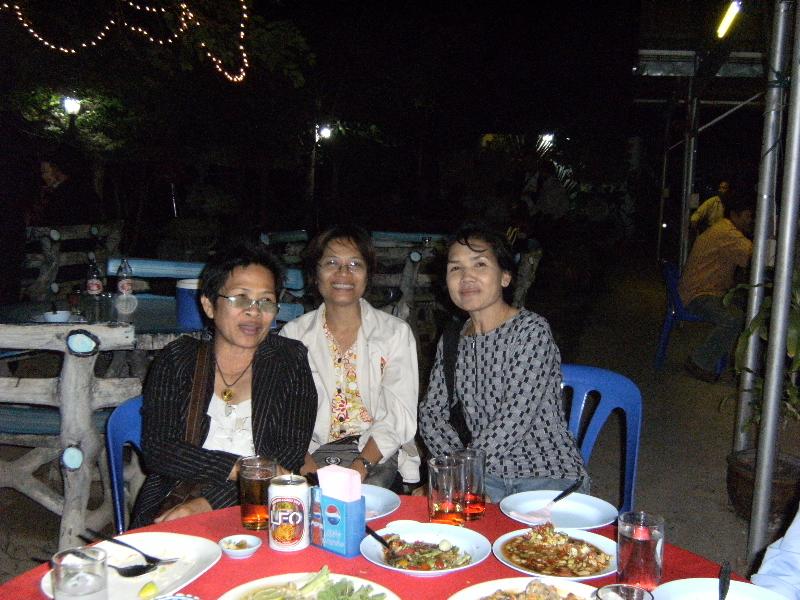 ภาพถ่าย ใช้ปุ่มลูกศร ซ้าย หรือ ขวา เลื่อนภาพถ่าย หรือปุ่มสามเหลี่ยมฉายภาพอัตโนมัติ  ถ้าต้องการบันทึกภาพ ใช้เมาส์คลิกขวาเลือกหัวข้อ  เป็นรูปภาพเป็น.. หรือ save as.. แสดงเต็มจอภาพ กุดปุ่ม F11 