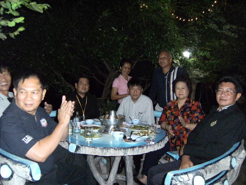 ภาพถ่าย ใช้ปุ่มลูกศร ซ้าย หรือ ขวา เลื่อนภาพถ่าย หรือปุ่มสามเหลี่ยมฉายภาพอัตโนมัติ  ถ้าต้องการบันทึกภาพ ใช้เมาส์คลิกขวาเลือกหัวข้อ  เป็นรูปภาพเป็น.. หรือ save as.. แสดงเต็มจอภาพ กุดปุ่ม F11 