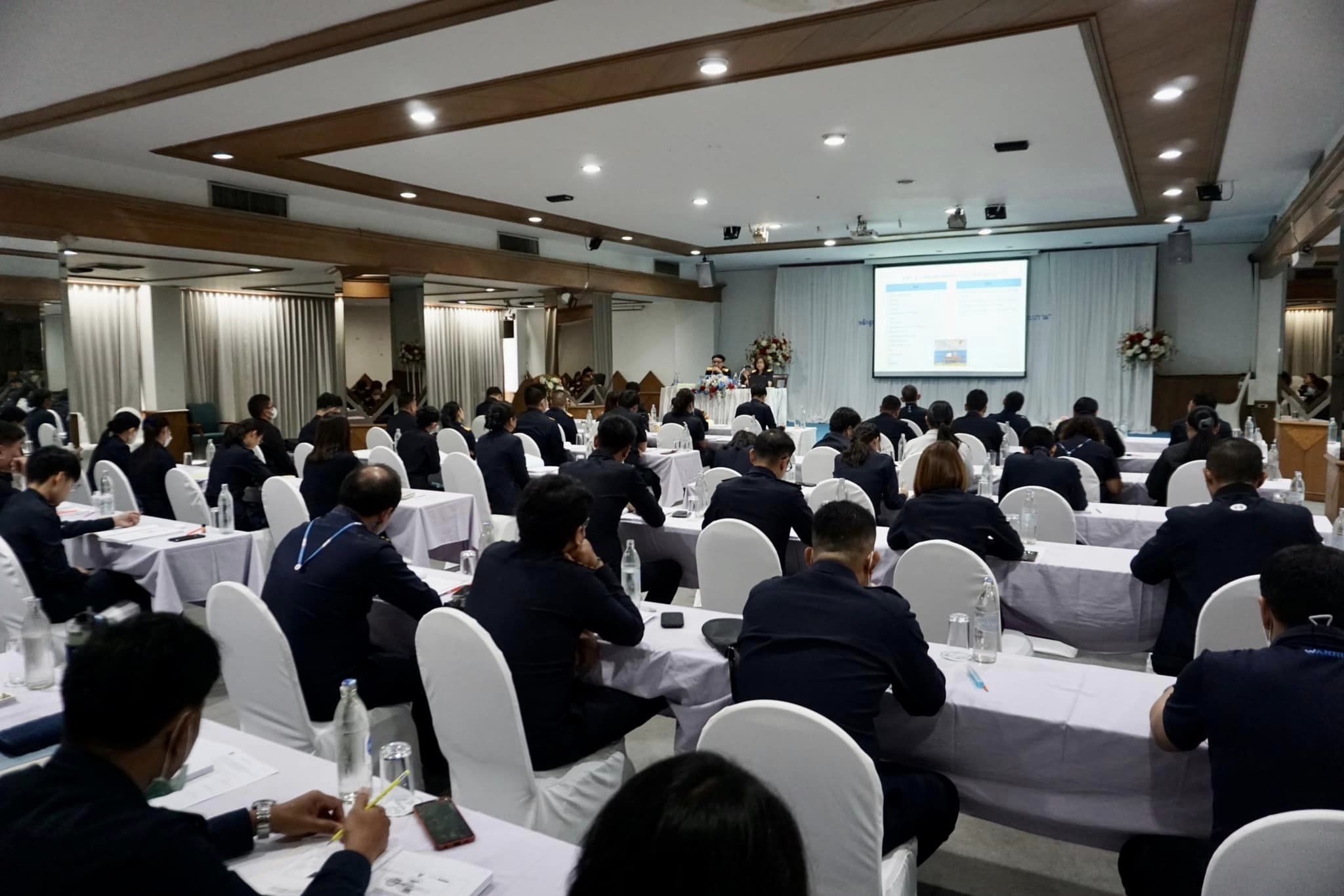 ภาพถ่าย ใช้ปุ่มลูกศร ซ้าย หรือ ขวา เลื่อนภาพถ่าย หรือปุ่มสามเหลี่ยมฉายภาพอัตโนมัติ  ถ้าต้องการบันทึกภาพ ใช้เมาส์คลิกขวาเลือกหัวข้อ  เป็นรูปภาพเป็น.. หรือ save as.. แสดงเต็มจอภาพ กุดปุ่ม F11 