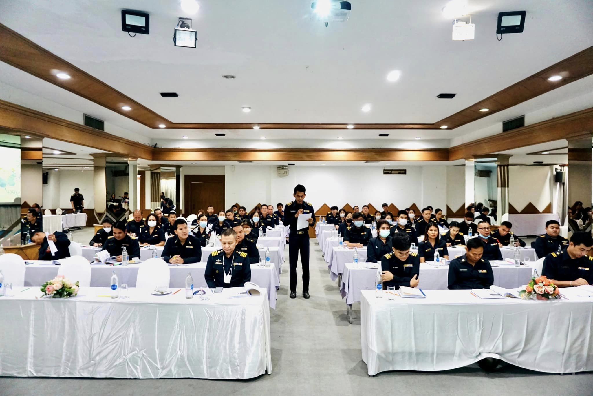 ภาพถ่าย ใช้ปุ่มลูกศร ซ้าย หรือ ขวา เลื่อนภาพถ่าย หรือปุ่มสามเหลี่ยมฉายภาพอัตโนมัติ  ถ้าต้องการบันทึกภาพ ใช้เมาส์คลิกขวาเลือกหัวข้อ  เป็นรูปภาพเป็น.. หรือ save as.. แสดงเต็มจอภาพ กุดปุ่ม F11 