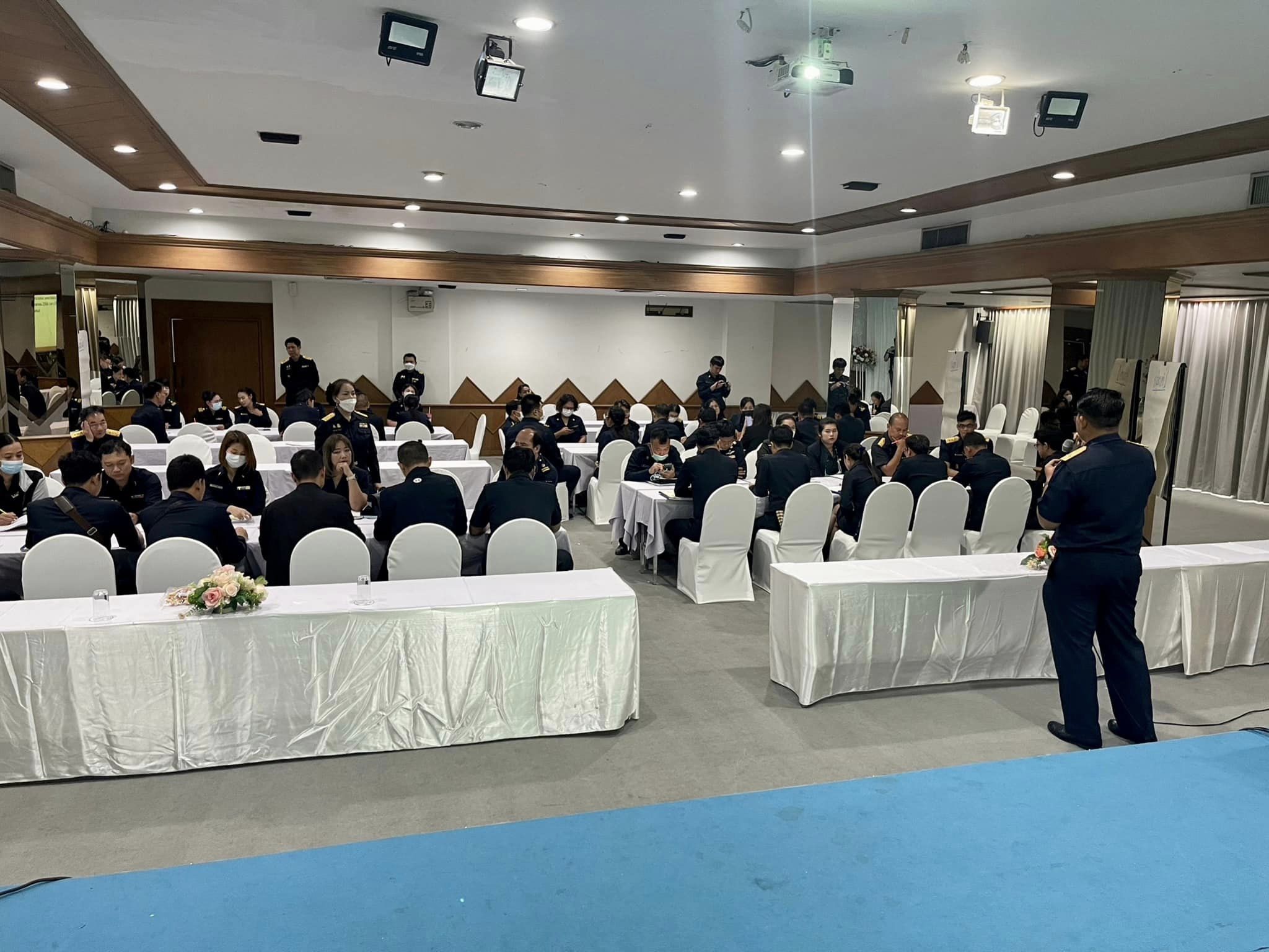 ภาพถ่าย ใช้ปุ่มลูกศร ซ้าย หรือ ขวา เลื่อนภาพถ่าย หรือปุ่มสามเหลี่ยมฉายภาพอัตโนมัติ  ถ้าต้องการบันทึกภาพ ใช้เมาส์คลิกขวาเลือกหัวข้อ  เป็นรูปภาพเป็น.. หรือ save as.. แสดงเต็มจอภาพ กุดปุ่ม F11 